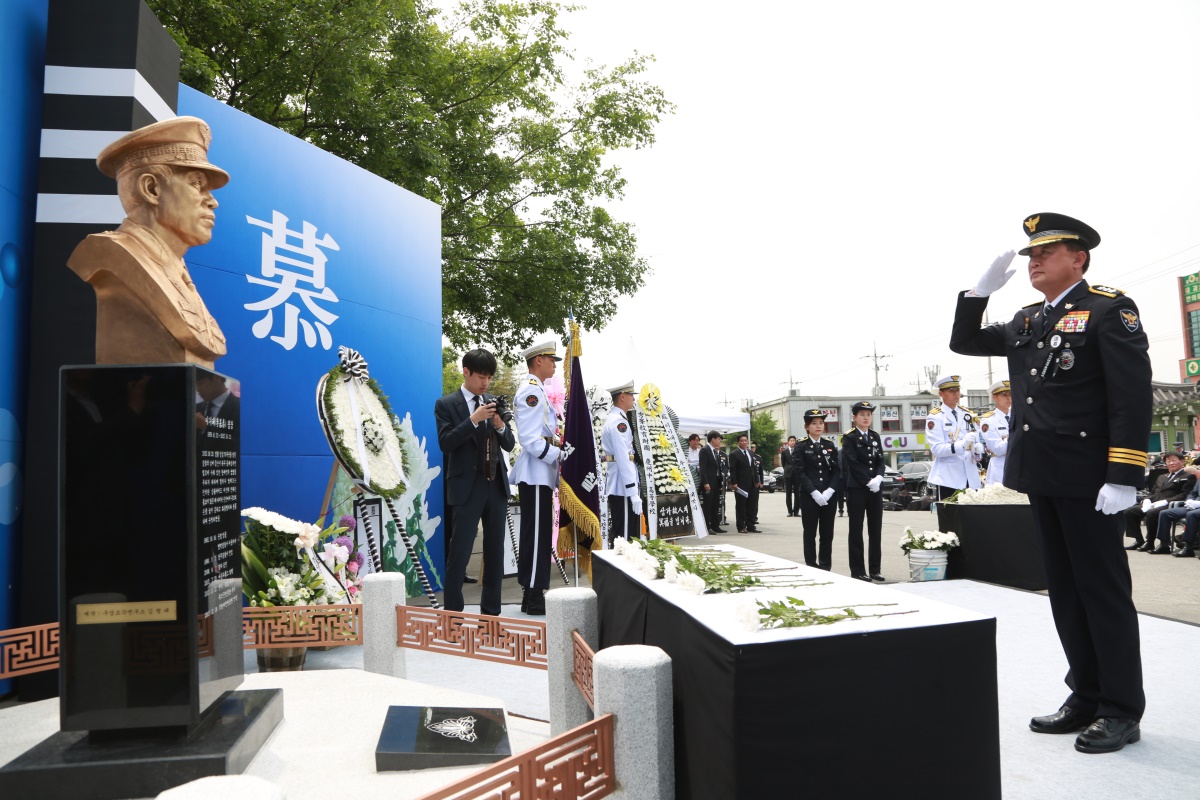 19일 오전 11시 경주역 광장에서 열린 故 이기태 경감의 추모흉상 제막식에서 이철성 경찰청 차장이 고인의 넋을 기리고 있다.(사진제공=경주경찰서)