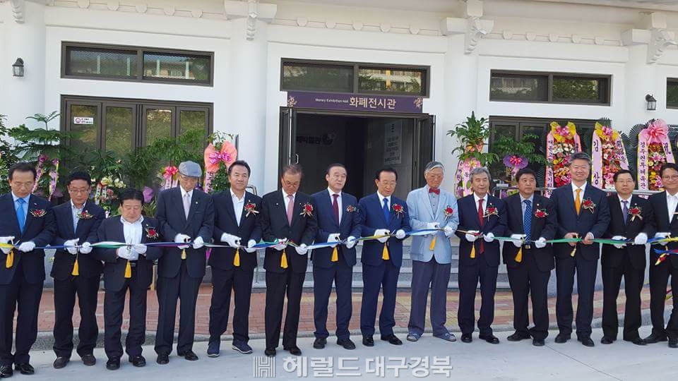 지난 20일 오후 손재림화폐박물관 개관식에서 참석 내빈들이 테이프컷팅을 하고 있다./헤럴드 대구경북=은윤수 기자