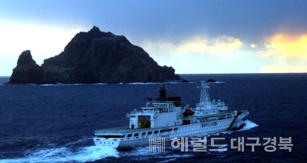 독도와 동해해경 소속 경비함(자료사진)