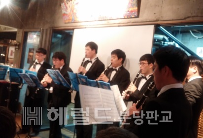 지난 20일 분당구 서현동 커피전문점에서 열린 '드림 위드 앙상블'의 클라리넷 연주회 장면.