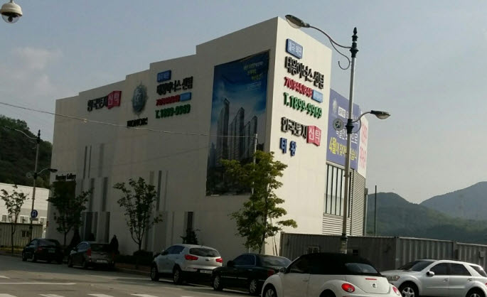 지자체 승인도 없이 입주희망자를 모집해 물의를 빚고 있는  '경북 A 아파트' 견본주택 전경.