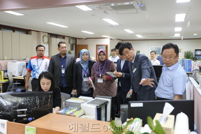 예산회계분야 벤치마킹을 위해 강서구를 방문한 말레이시아 공무원단이 구청 재무과를 견학하고 있다 [사진제공=강서구]