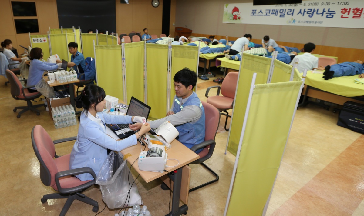 포스코 포항제철소가 5월30일, 31일 양일간 포항제철소 생산관제센터에 마련된 행사장에서 헌혈에 참여하고 있는 포스코패밀리 직원들.(사진제공=포항제철소)