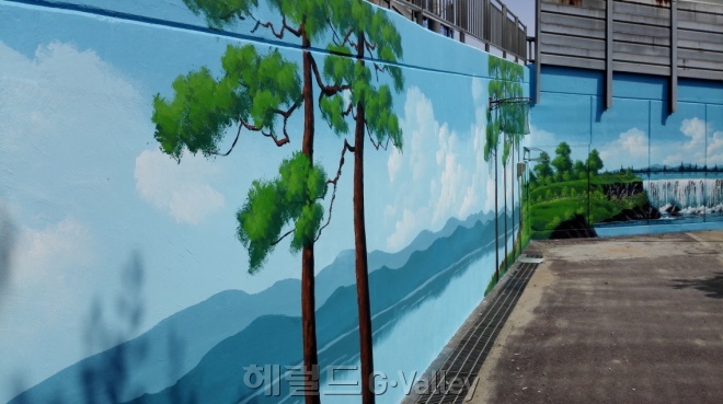 벽화사업이 진행된 광명대교 육교 외벽 [사진제공=광명시]