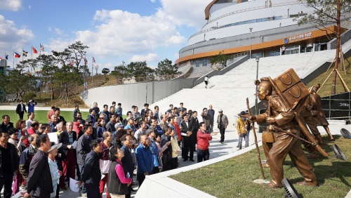 호국 평화기념관  방문객들에게  백선기 칠곡군수가 직접 안내를하며 설명하고 있다.(칠곡군 제공)