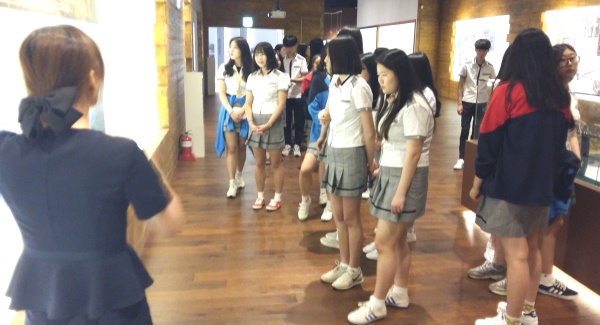 기념관을 찾은 학생들이 전쟁 참사에 대한 설명을 듣고 있다.(칠곡군 제공)