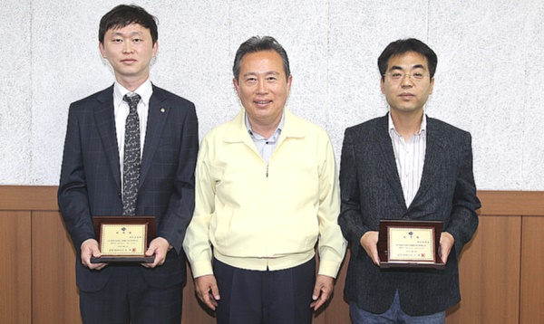 재능기부로 무료 세무상담을 제공할 지역세무사들에게 이현준 군수가 위촉패를 전달했다,(예천군 제공)