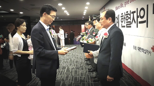 경북 전문대가 세계 헌혈자의 날 기념식에서 보건복지부장관 표창을 수상했다.(경북전문대 제공)