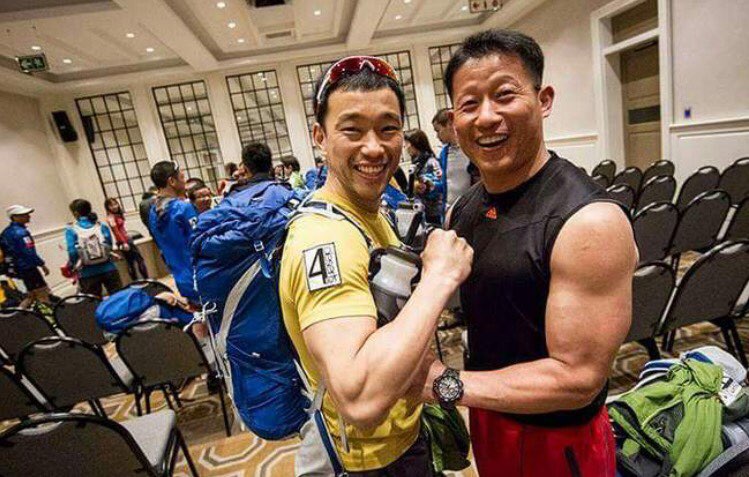 나미비아에서 최교윤 씨(왼쪽)가 자신을 시각장애인 가이드러너로 활동하게 도와준 김전환 씨와 함께 포즈를 취했다.