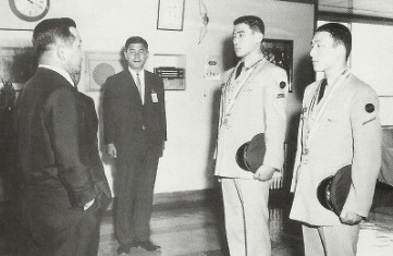 서슬시퍼런 이후락 중정부장 과 손영찬(오른쪽).