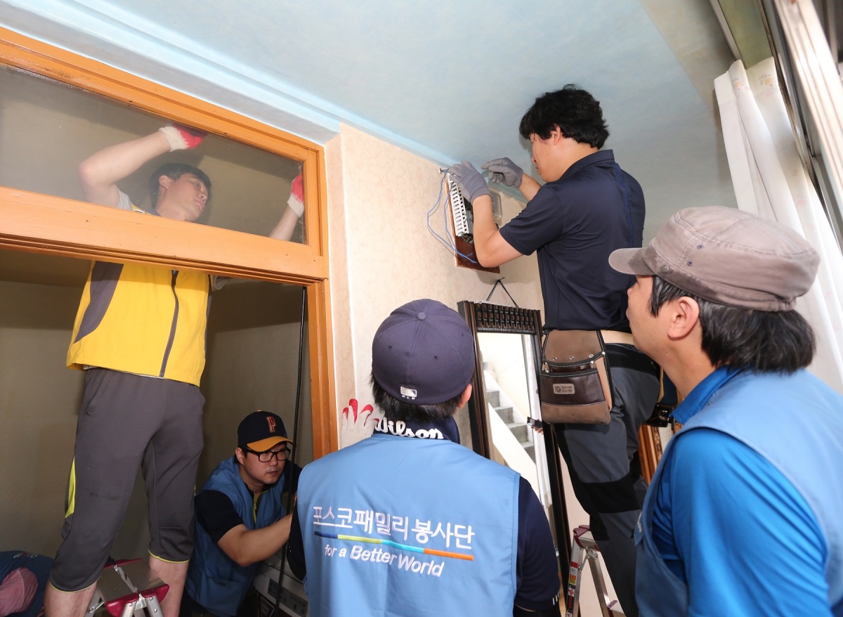 포항제철소와 ㈜성광 직원들로 구성된 전기수리재능봉사단이 18일 청림동의 기초생활수급가정을 방문해 노후 전기시설을 수리하며 구슬땀을 흘리고 있다.(사진제공=포항제철소)