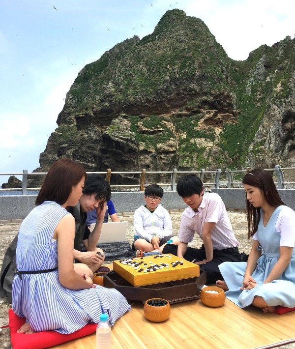 이세돌과 김장훈이 독도(동도 선착장)현지에서 가진 특별 대국에서 진지한 표정을 짓고 있다.(울릉군제공)