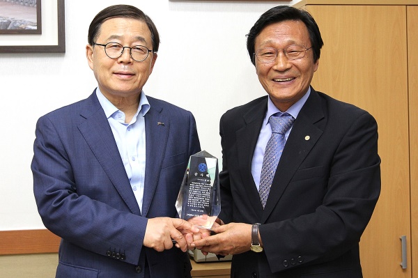 남유진(왼쪽)구미시장이  정창주(오른쪽)구미대 총장으로 부터 감사패를 받고 있다.(구미대 제공)