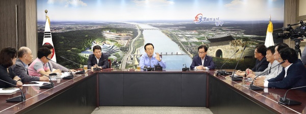김관용경북지사가 6일 칠곡군을 방문해 최근 사드칠곡군 배치와 관련해 반대입장을 밝히고 있다.