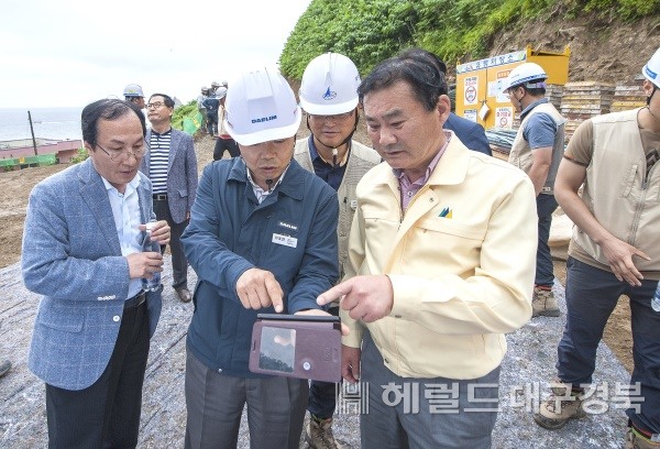 최수일 울릉군수가 일주도로 공사 현장을 방문해 추진상황을 점검하고 있다.