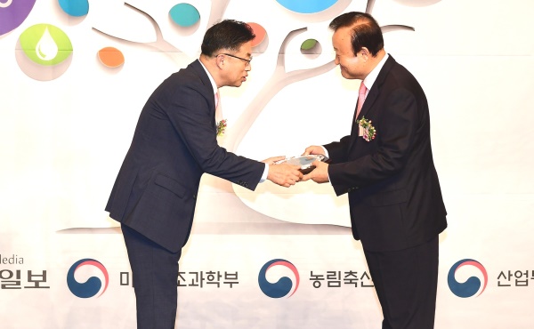박보생(오른쪽)김천시장이  경영대상 심사 선정위원장으로 부터  혁신경영부분 대상을 수상하고 있다.(김천시제공)
