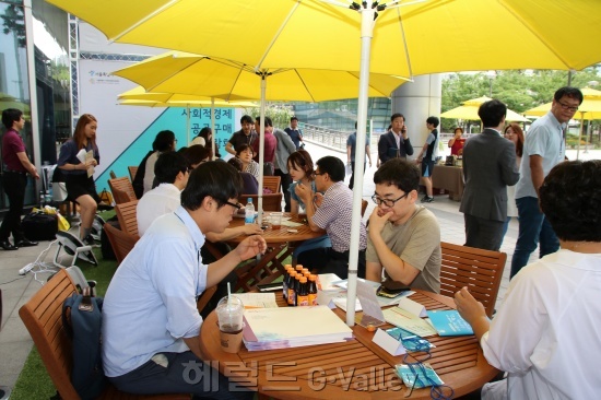 박람회 현장에서 상담을 받고 있다.