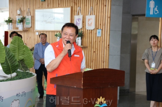 차성수 금천 구청장이 격려를 하고 있다.