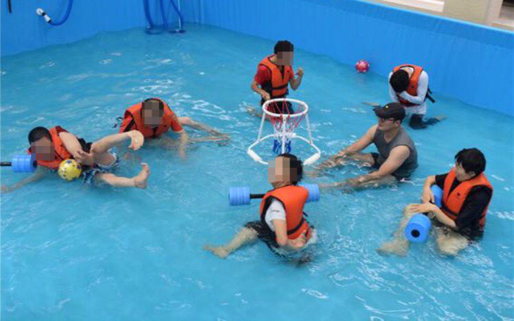 지난 7월 15일 개장한 구미장애인체육관 중증증애인수영장에서 중증장애인들이 물놀이를 하는 모습.