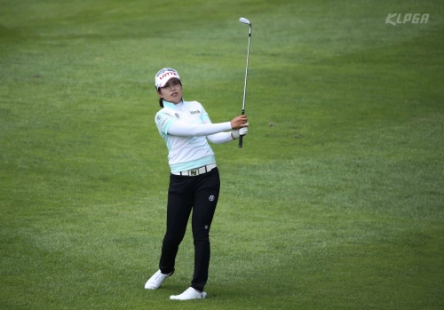 장수연이16번 홀 세컨 샷 후 타구를 바라보고 있다. [사진=KLPGA]