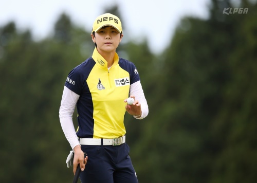 박성현이 4번 홀 버디 후 인사하고 있다. [사진=KLPGA]