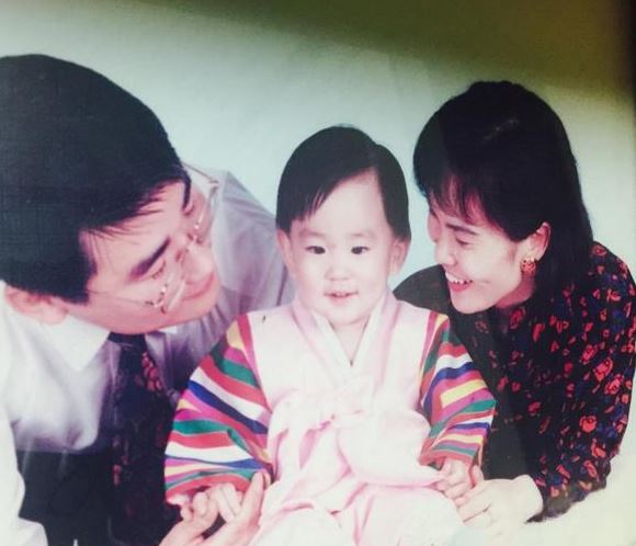Key with his parents when he was little (Key's SNS)