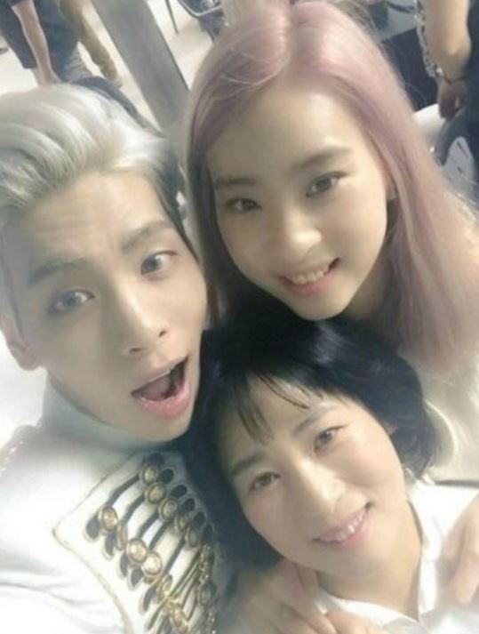 Jong-hyun, his mother, and his sister (Jong-hyun's Twitter)