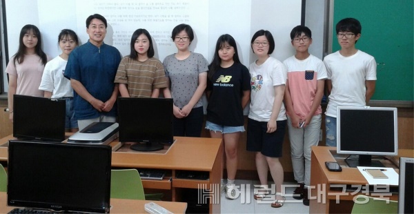 고향 후배들을 위해 울릉고등학교에서 폭염의 날씨속에 재능기부로 논술강의를 하고 있는  인제대 신문방송학 김창룡(왼쪽 세번째) 교수가 수강생들과 함께 포즈를 취하고 있다.(울릉고 제공)
