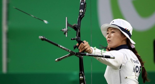 장혜진이 남북대결서 승리하며 8강에 합류했다. [사진=뉴시스]
