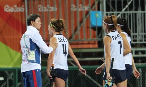 여자 하키팀이 12일 중국전에서 무승부를 기록하며 결국 8강행 진출이 좌절됐다. [사진=뉴시스]