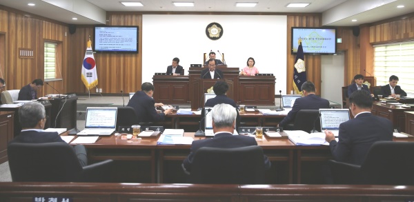 울릉군의회가 제219회 임시회를 열고 황성웅 기획감사실장으로 부터 1차 추경예산안에 대한 제안 설명을 듣고 있다.(울릉군 의회 제공)