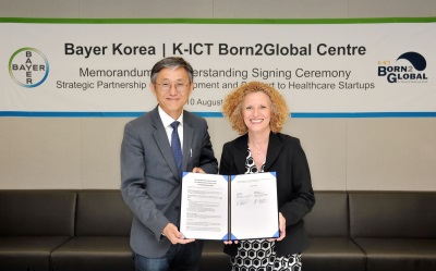 김종갑 K-ICT 본투글로벌센터장(왼쪽)과 잉그리드 드렉셀 바이엘코리아 대표는 지난 10일 한국 헬스케어 스타트업 육성 및 해외지원 진출에 대한 MOU를 체결했다. (사진: 본투글로벌센터)
