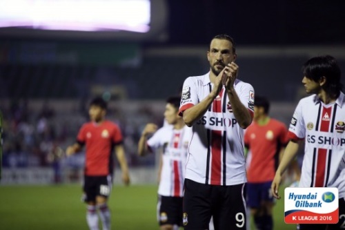 멀티골을 기록하며 대승의 일등공신이 된 데얀. [사진=한국프로축구연맹제공]