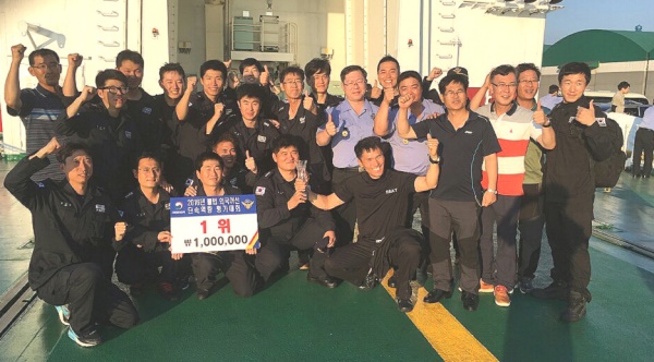 불법 외국선원 단속역량 평가대회에서  종합 1위를 달성한 동해해경이 함정에서 기념쵤영을 하고 있다.(동해해경 제공)