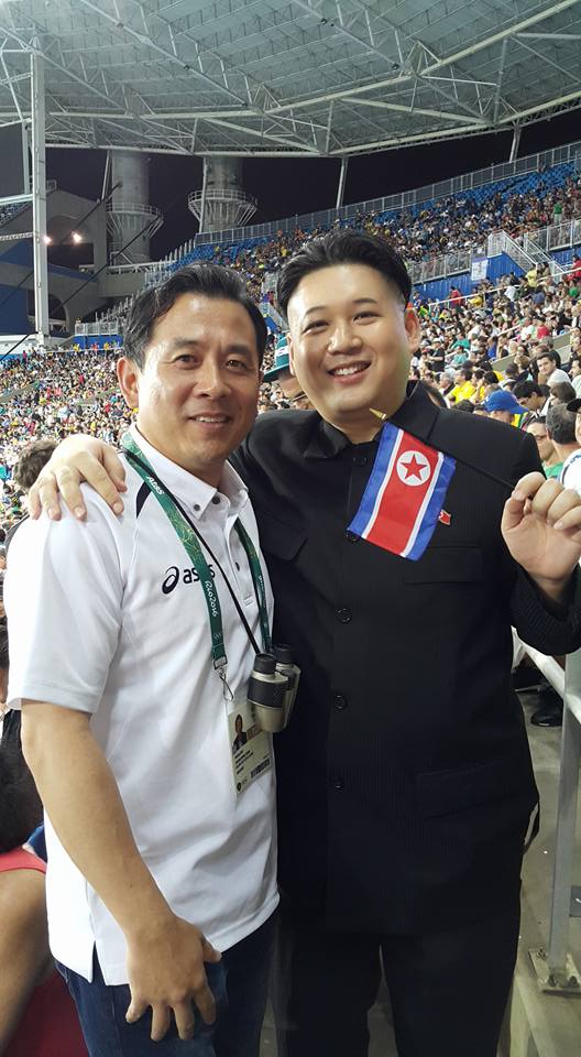 조덕호 삼성육상단 사무국장(왼쪽)과 인공기를 들고 있는 '가짜 김정은'. [사진=조덕호 사무국장]