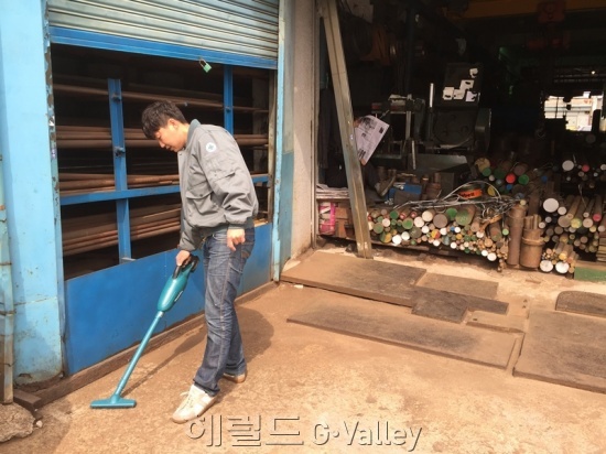 공장먼지 수거 [사진제공=서울문화재단]