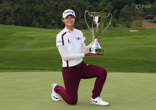 우승 트로피 들고 포즈 취한 박성현. [사진=KLPGA]