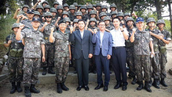 최재혁 경북 전문대 총장일행이  전북익산의 육군부사관학교를 방문해  하계입영훈련RNTC  후보생을 격려했다.(경북전문대 제공)