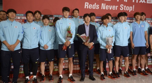 신태용 감독이 이끄는 올림픽 축구 대표팀이 인천공항에서 기념촬영에 응하고 있다. [사진=뉴시스]
