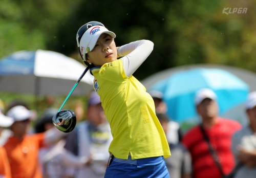 허윤경이 3일 한화금융클래식 3라운드 1번홀에서 드라이버샷을 날린 후 볼의 방향을 주시하고 있다. [사진=KLPGA 제공]