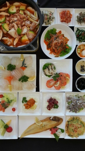 골든베이골프장의 간판메뉴인 '서해안회한상'. 15만 원에 4명이 배풀리 즐길 수 있다고.