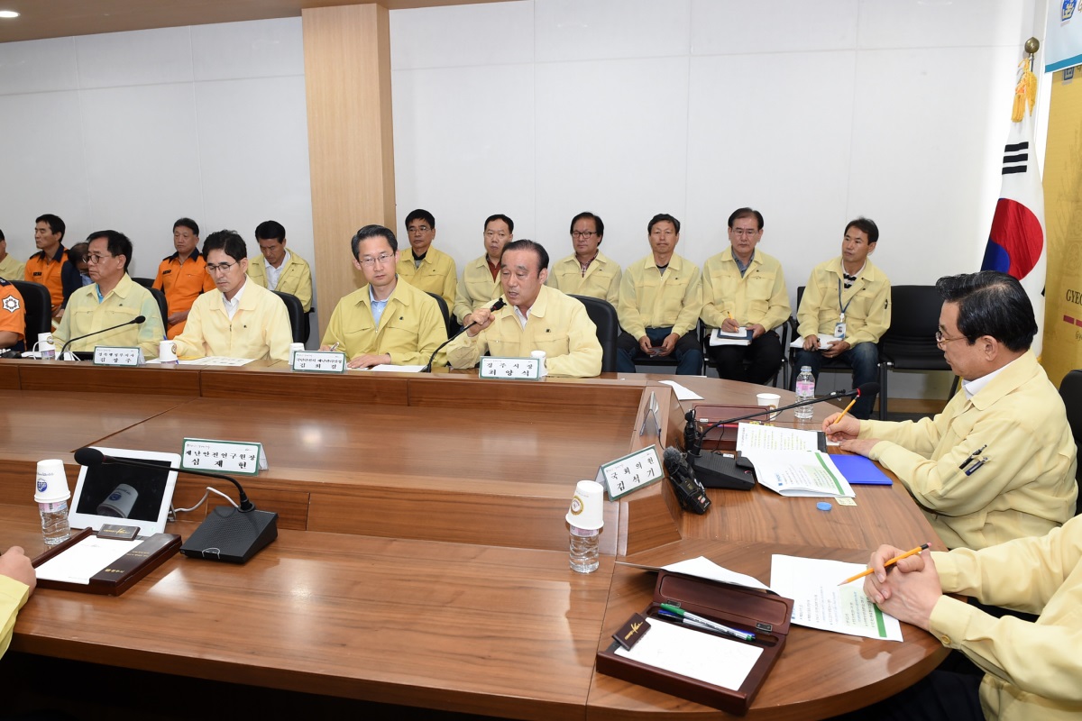 17일 경주시청 영상회의실에 가진 대책회의에서 최양식 경주시장이 특별재난지원금 50억원과 한옥지구 기와지붕 교체금액 70%의 정부지원 등 조목조목 필요사항을 건의하고 있다.(사진제공=경주시)