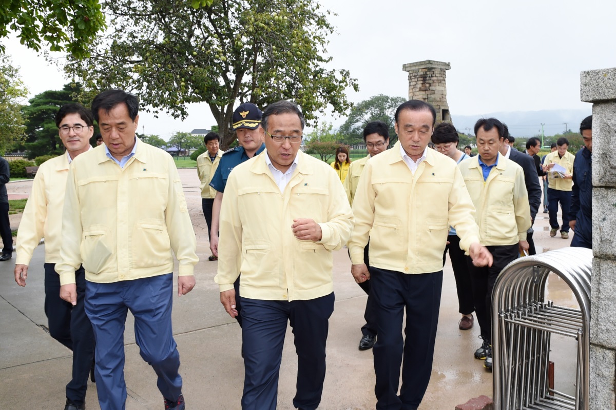 홍윤식 행자부 장관이 18일 지진피해 현장인 첨성대를 방문하고 황남동 지역으로 이동하고 있다.(사진제공=경주시)