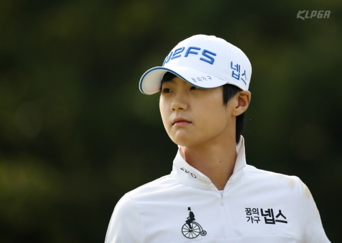 6번홀에서 그린을 바라보고 있는 박성현.[사진=KLPGA]