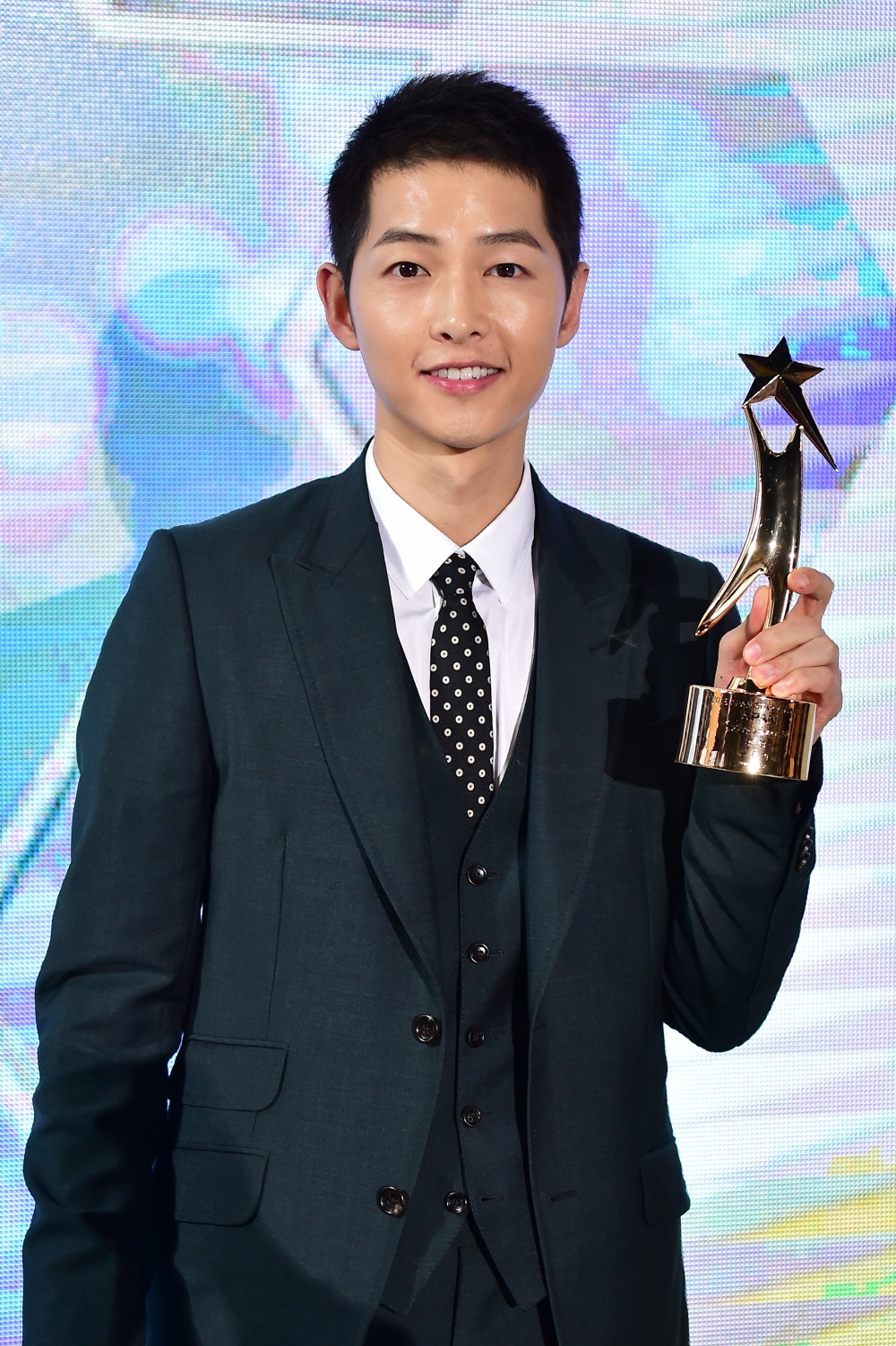Actor Song Joong-ki holds the trophy for the Grand Prize at the 2016 Asia Pacific Actors Network Star Awards, held at broadcasting network MBC’s headquarters in northwestern Seoul on Sunday afternoon. (MBC)