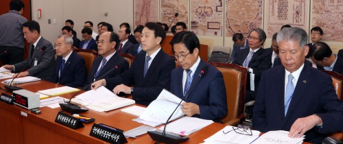 4일 국회에서 열린 교육문화체육관광위원회의 국정감사 장면. 문화체육관광부의 대한체육회장 선거 개입이 논란이 되기도 했다. [사진=연합뉴스]