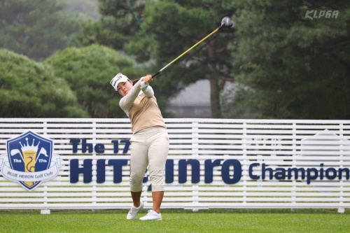 하이트진로 챔피언십 첫날 10번홀에서 티샷을 날리고 있는 양채린.[사진=KLPGA]