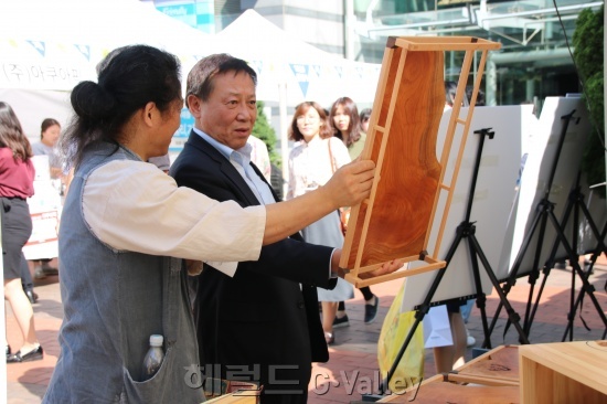 (주)하임우드 목공예제품을 구경하는 차성수 구청장