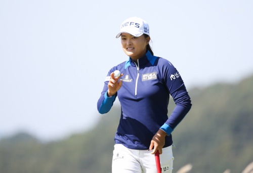 4번홀에서 버디를 잡은 고진영이 웃으며 홀아웃하고 있다. [사진=KLPGA]