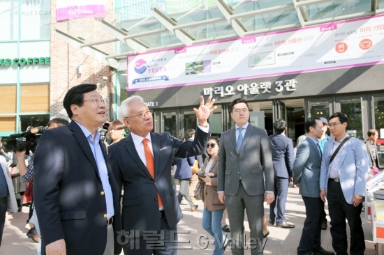 주형환 산업통상자원부 장관(좌측)이 서울 금천구 마리오아울렛을 방문해 코리아세일페스타 현장점검을 진행 했다.